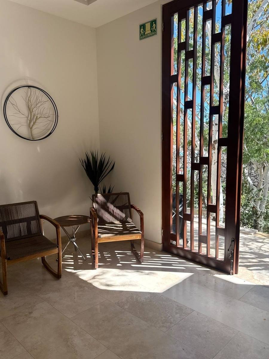 Sala de espera con celosía y luz natural
