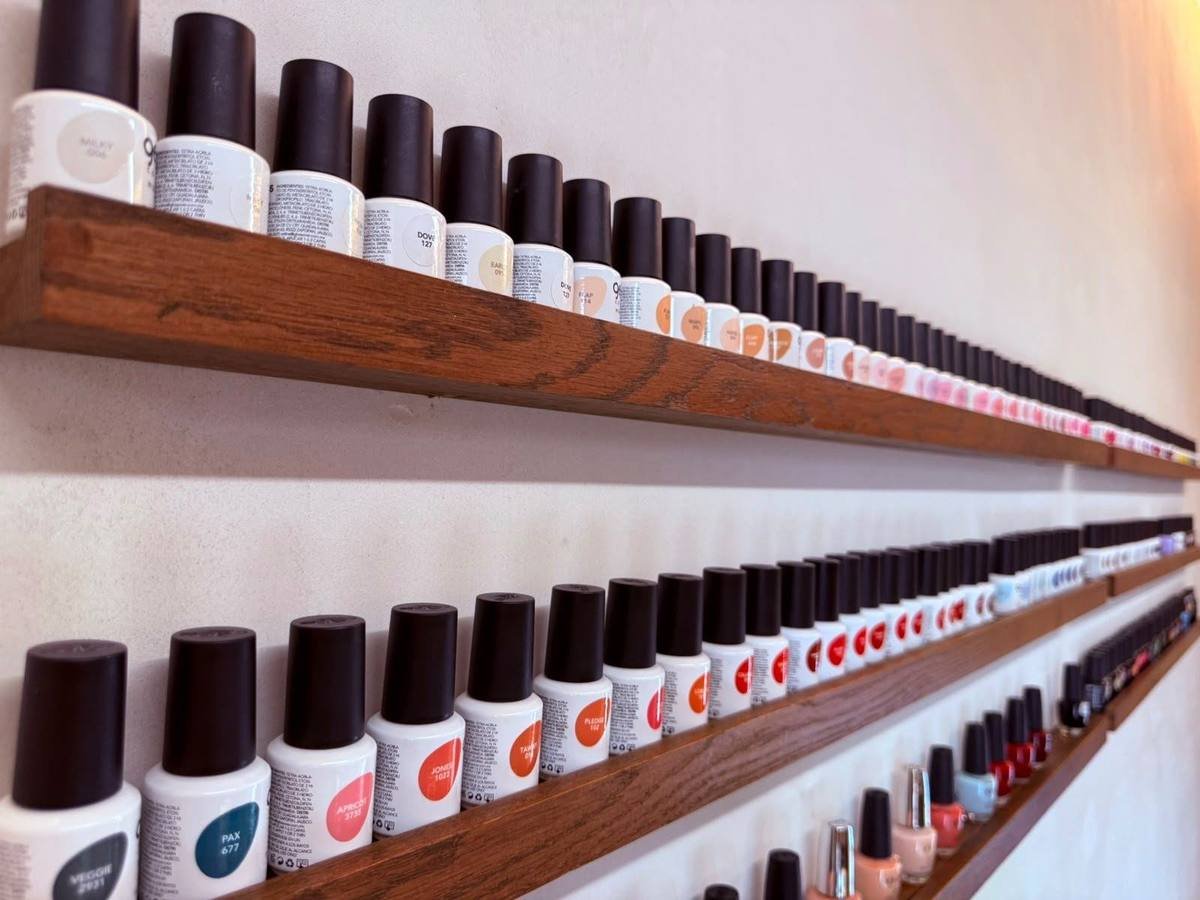 Muro de esmaltes del salón de uñas