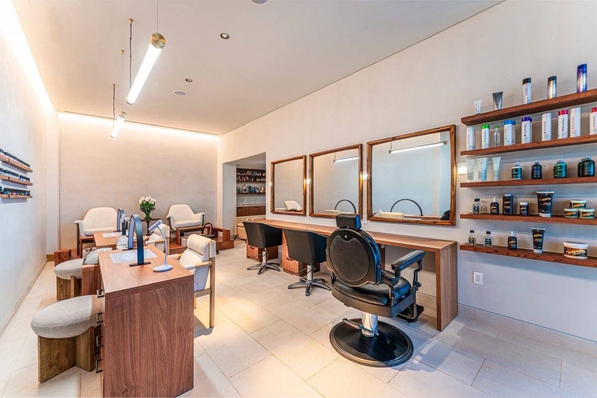 Salón de belleza con estaciones de peinado
