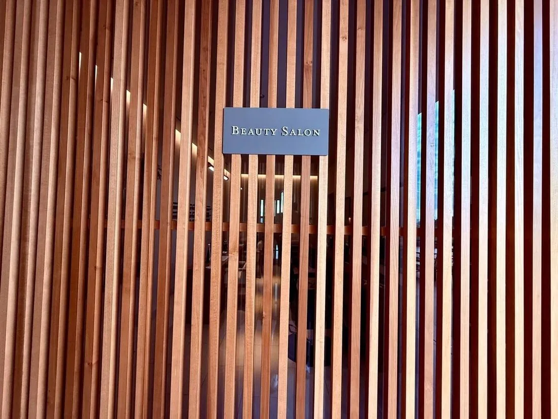 Celosía de madera del corredor del spa