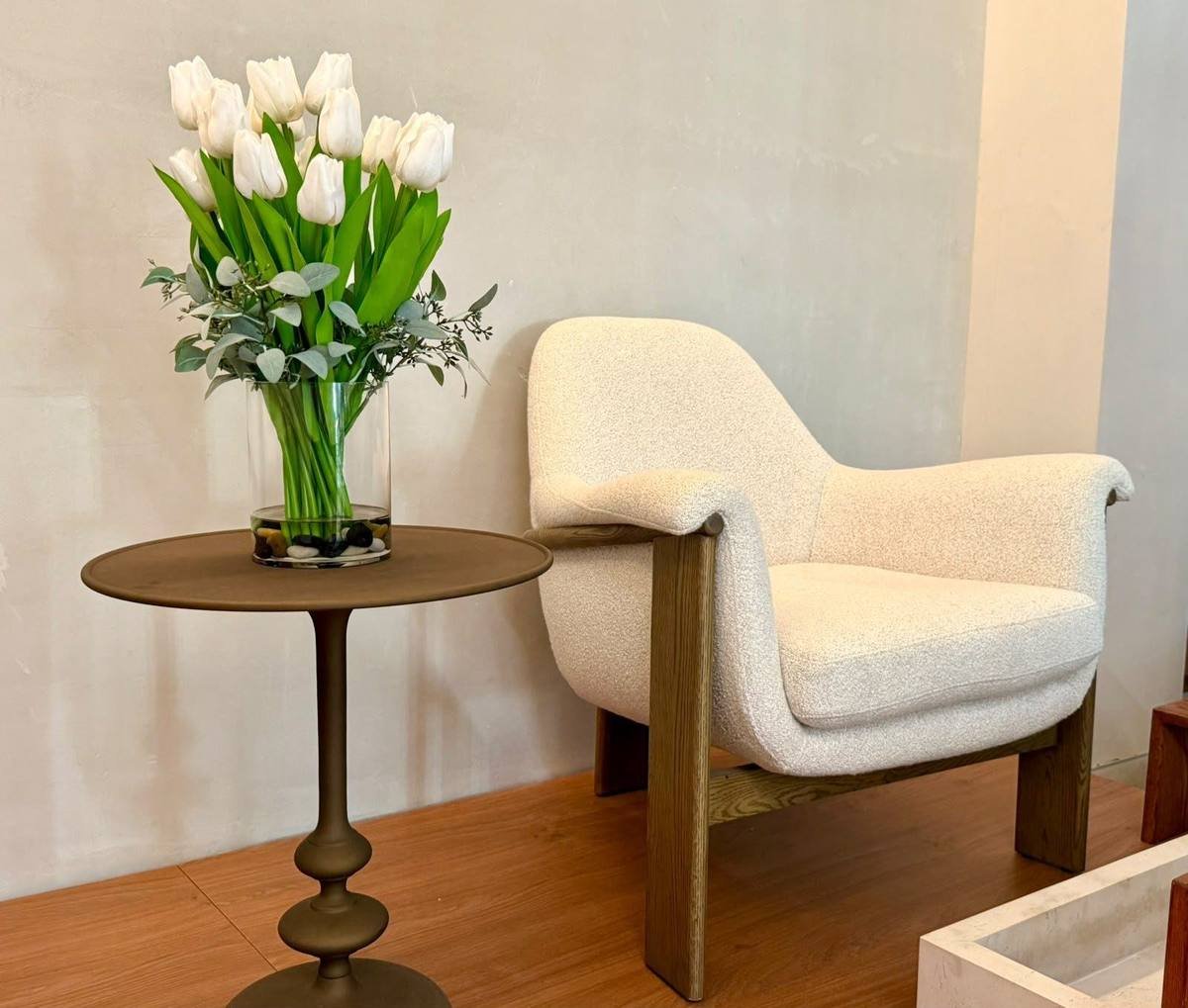 Sillón de descanso con tulipanes blancos