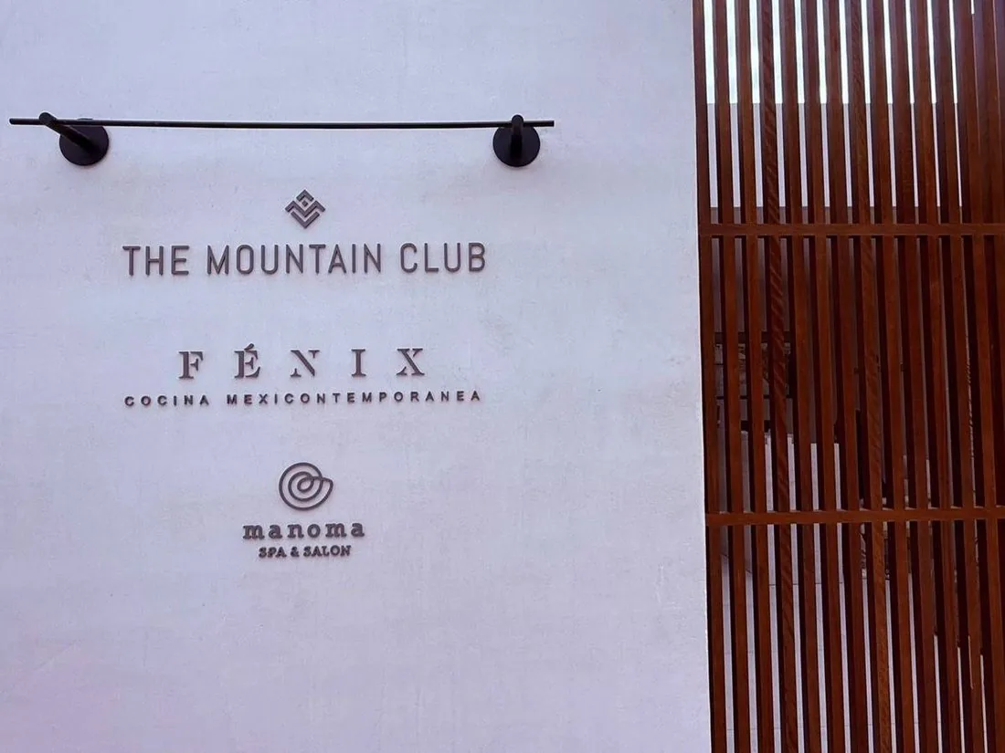 Letrero de The Mountain Club y Manoma en Pedregal