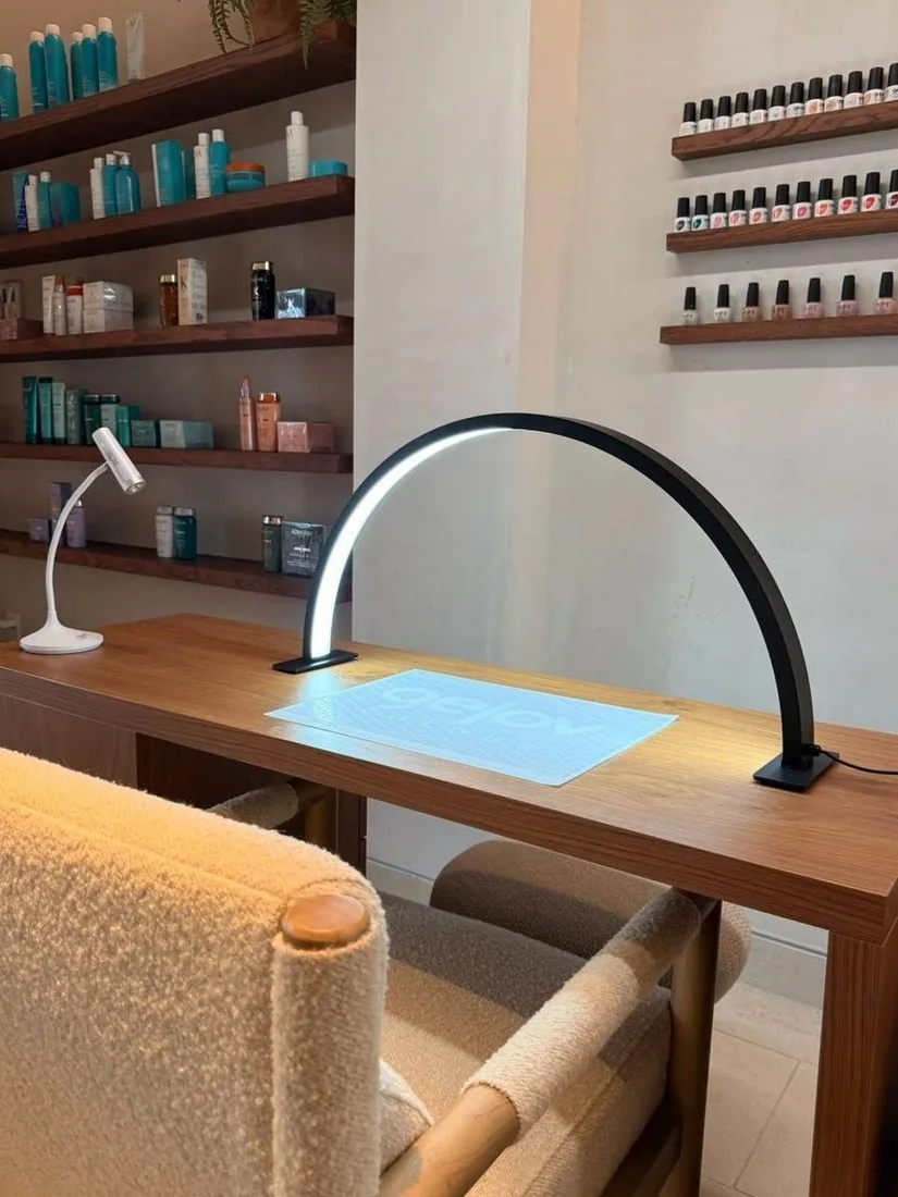 Estación de manicure con lámpara