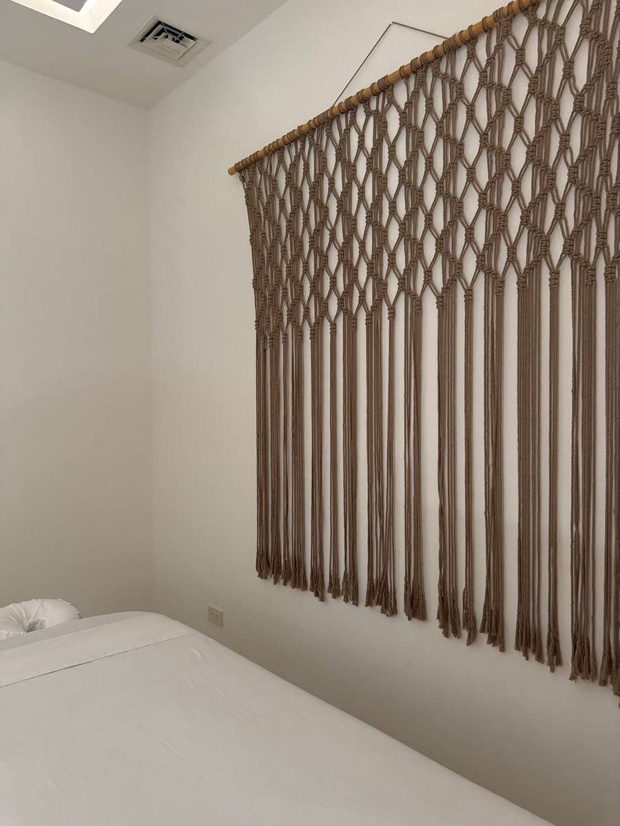 Cabina de masaje con tapiz de macramé