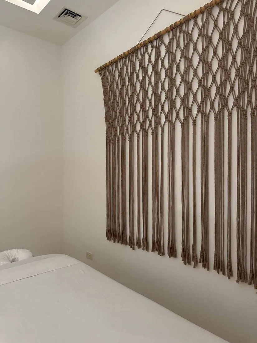 Cabina de masaje con tapiz de macramé