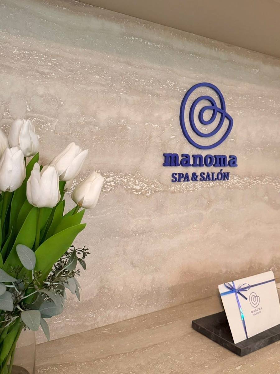 Muro de marca Manoma Spa & Salón con tulipanes
