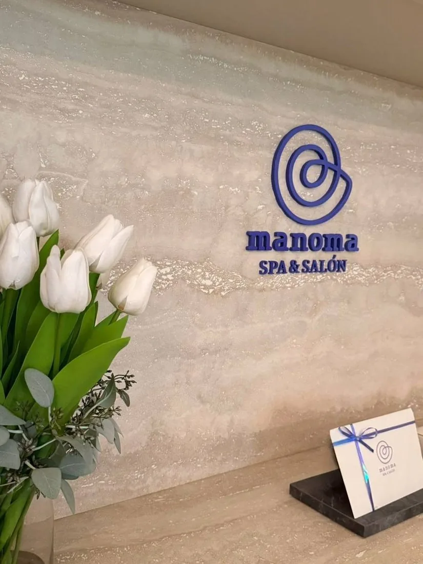Muro de marca Manoma Spa & Salón con tulipanes