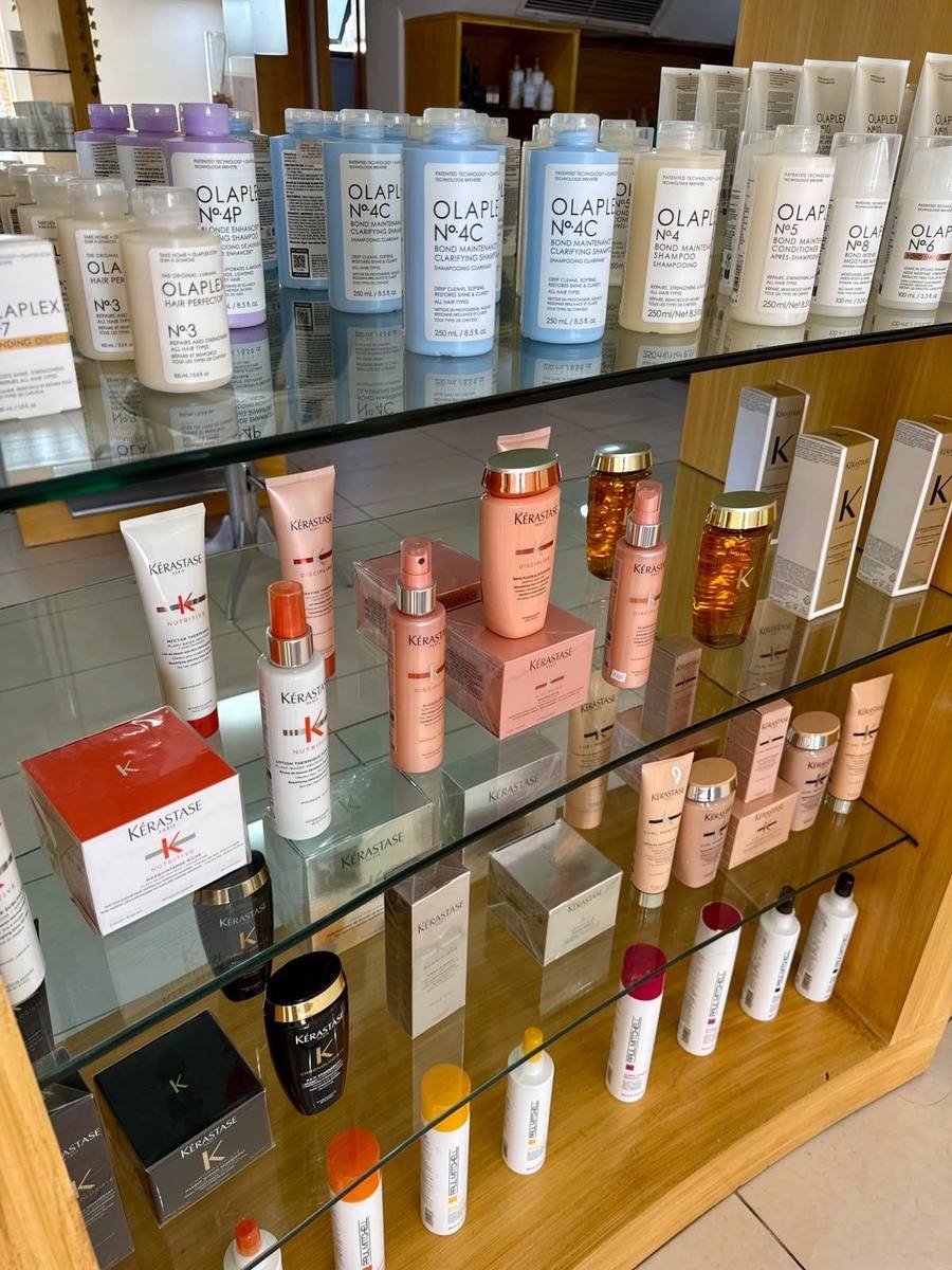 Repisa de productos de cuidado facial