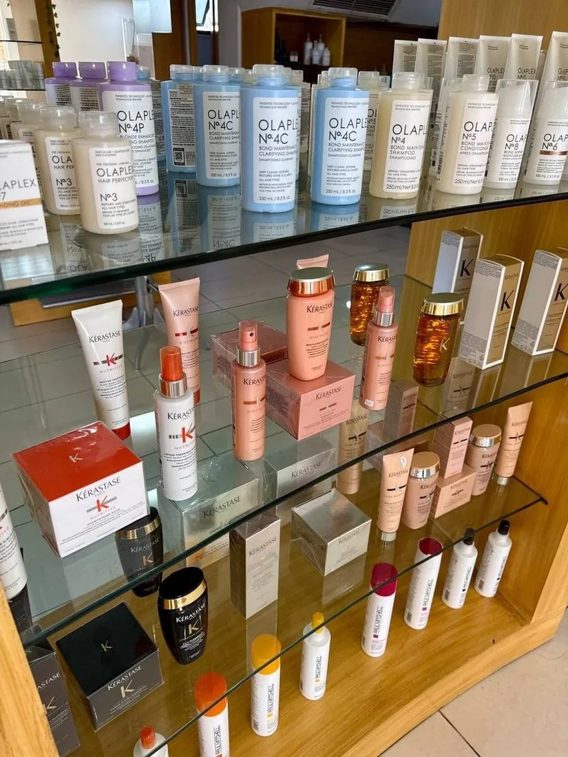 Repisa de productos de cuidado facial