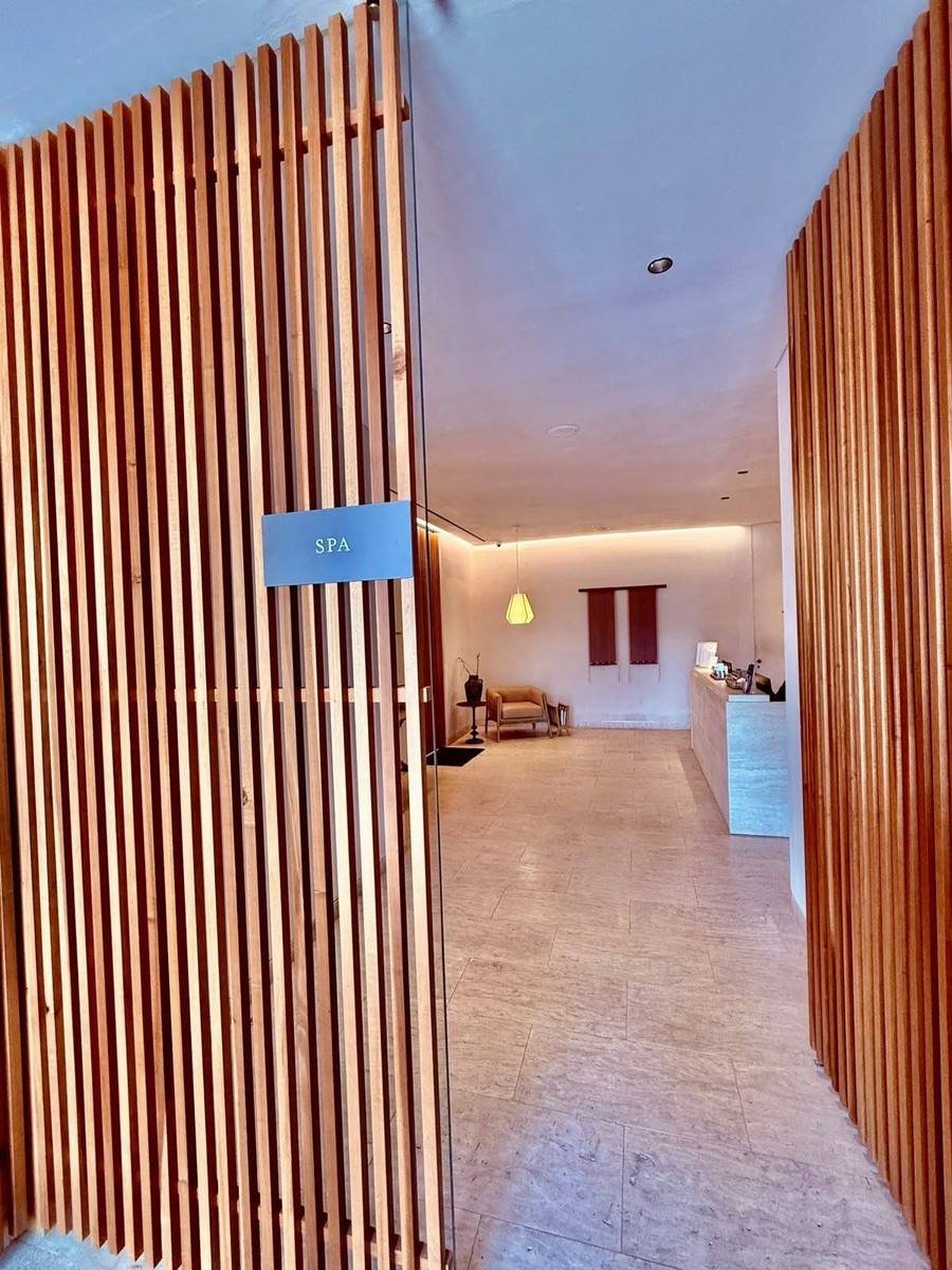 Corredor con celosía de madera