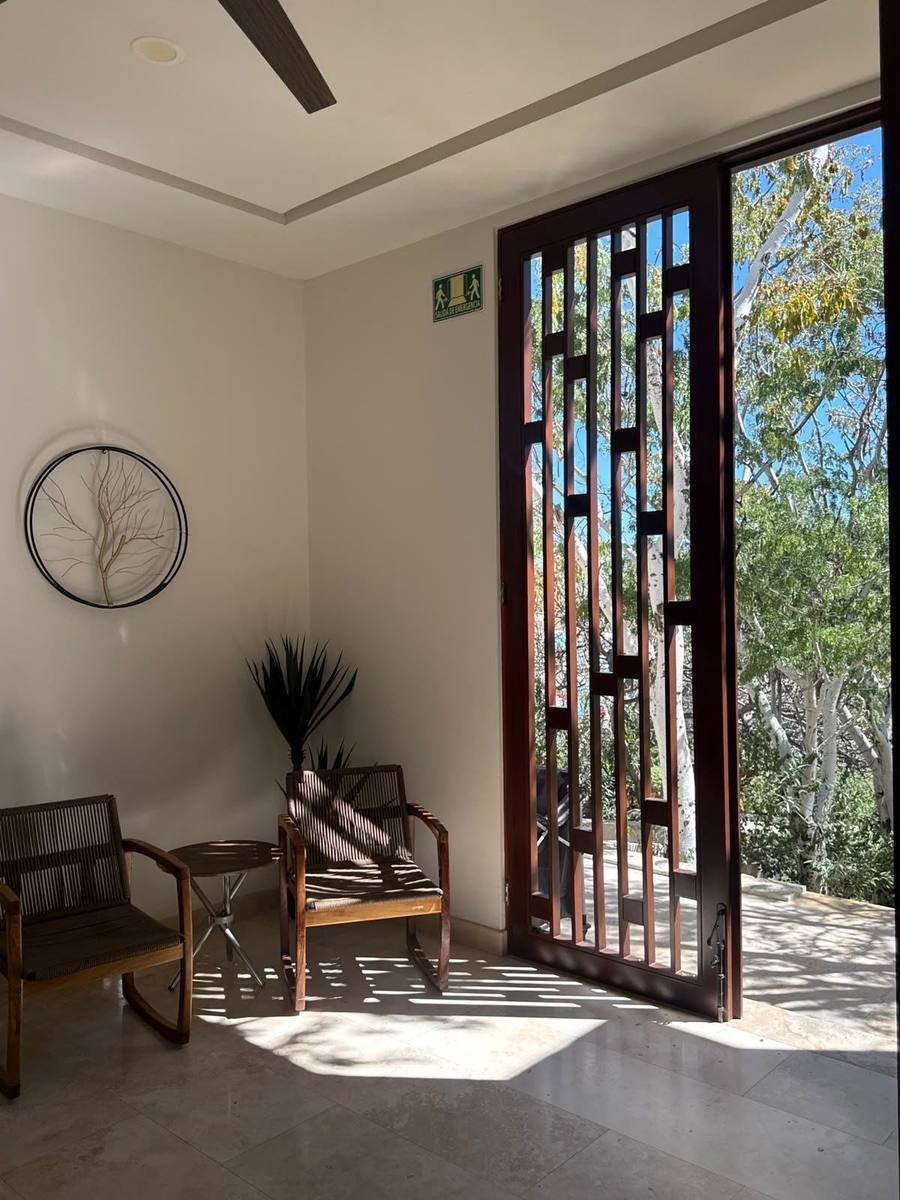 Recepción con celosía y plantas