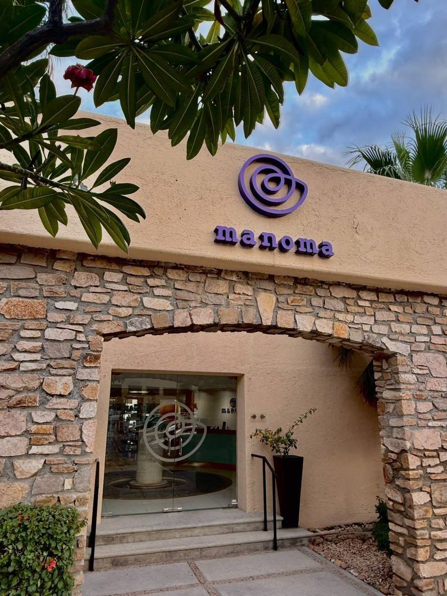 Fachada de Manoma Spa con arco de piedra