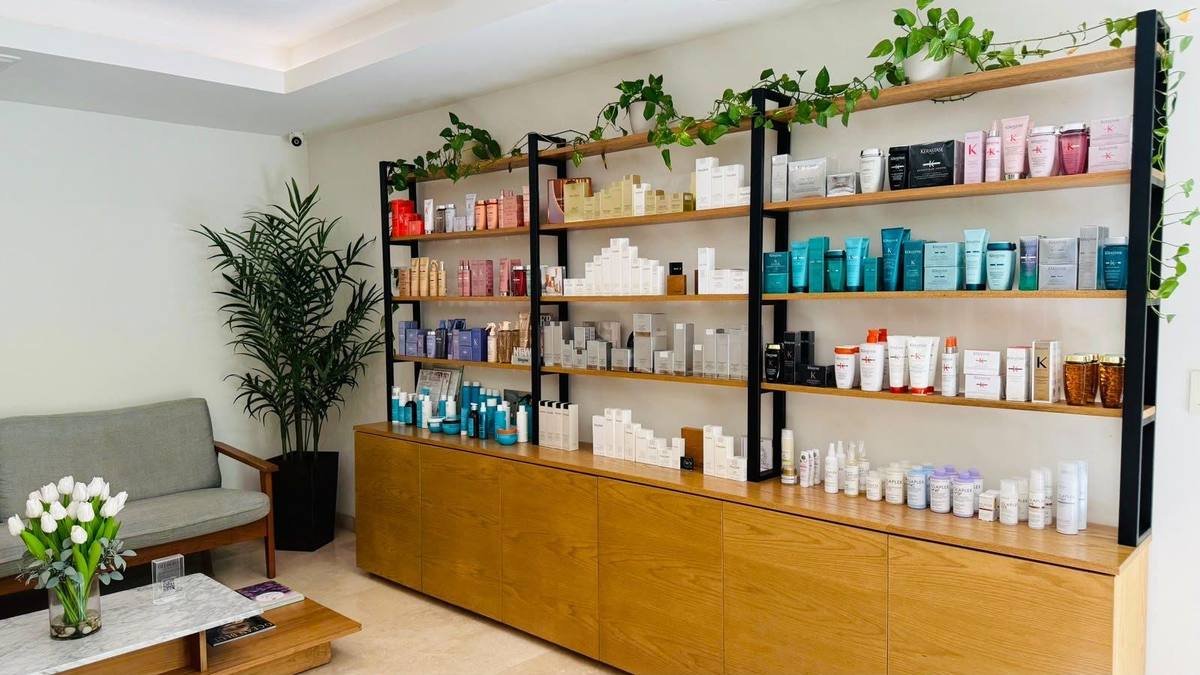 Recepción con exhibidor de productos