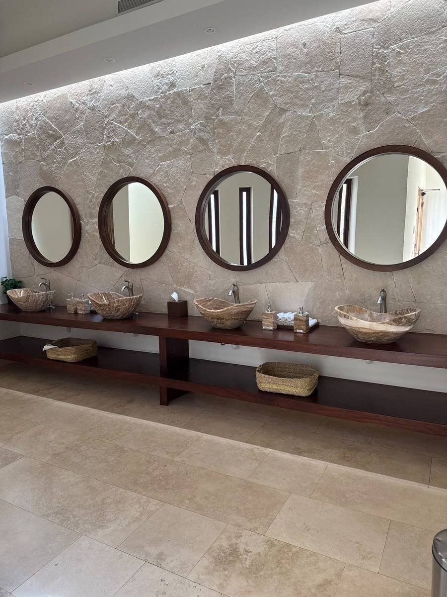 Lavabos con espejos redondos del salón