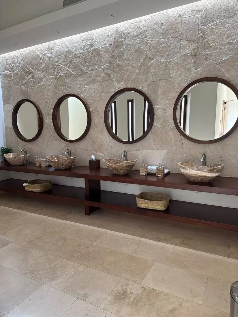 Lavabos con espejos redondos del salón